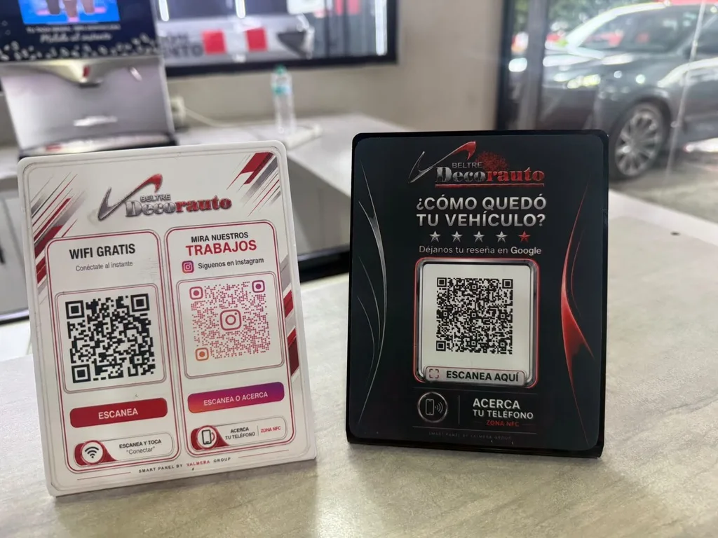 Paneles NFC de reseñas de Google, WiFi e Instagram en Beltre Decorauto