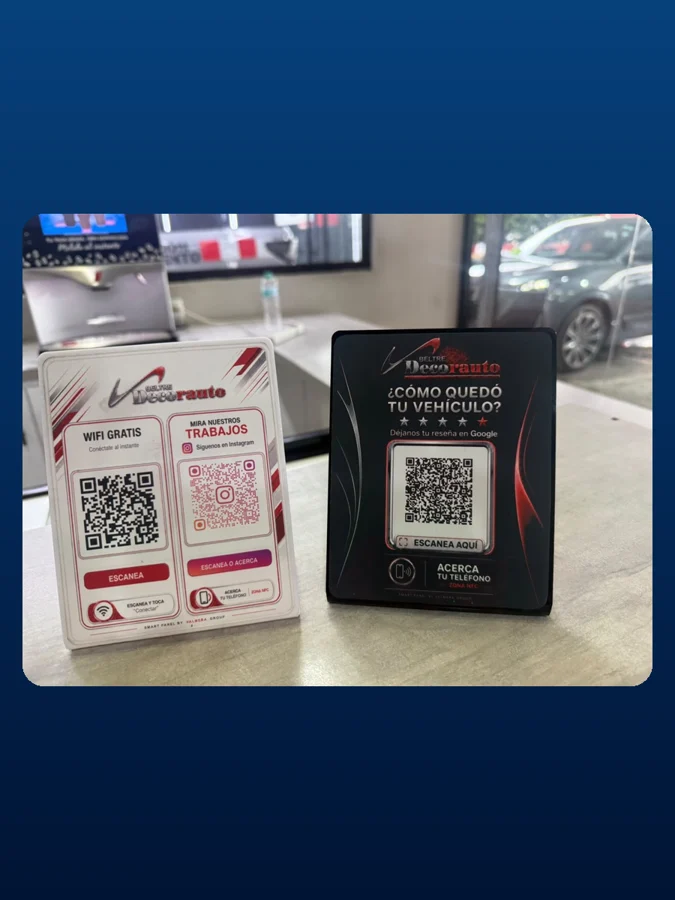 Paneles NFC de WiFi, Instagram y reseñas en Beltre Decorauto